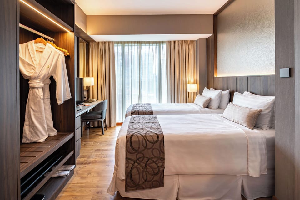 Executive Premier Suite | Minibar, in-room safe, desk, laptop workspace
