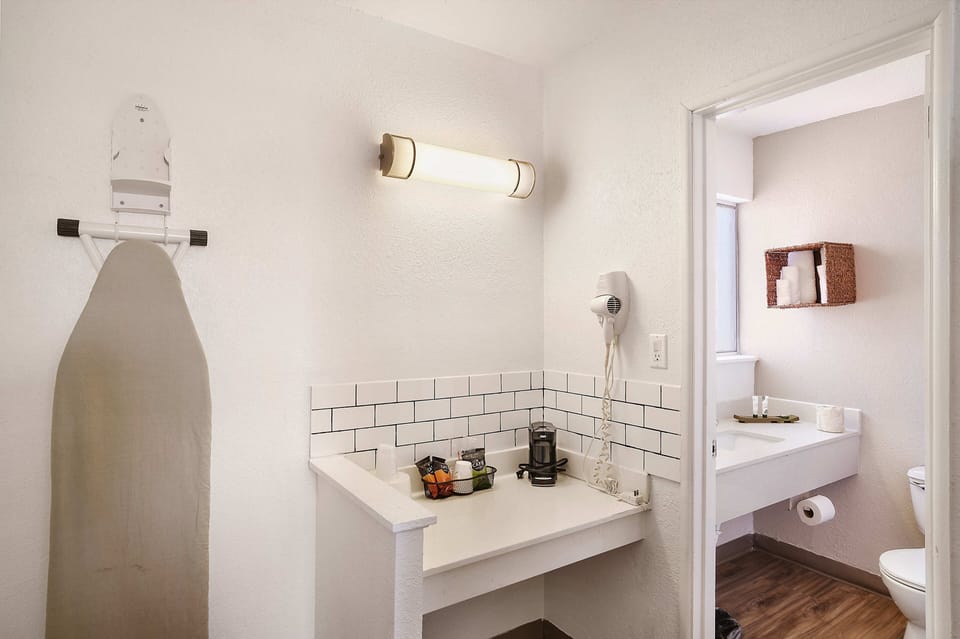 Combined shower/tub, hair dryer, towels