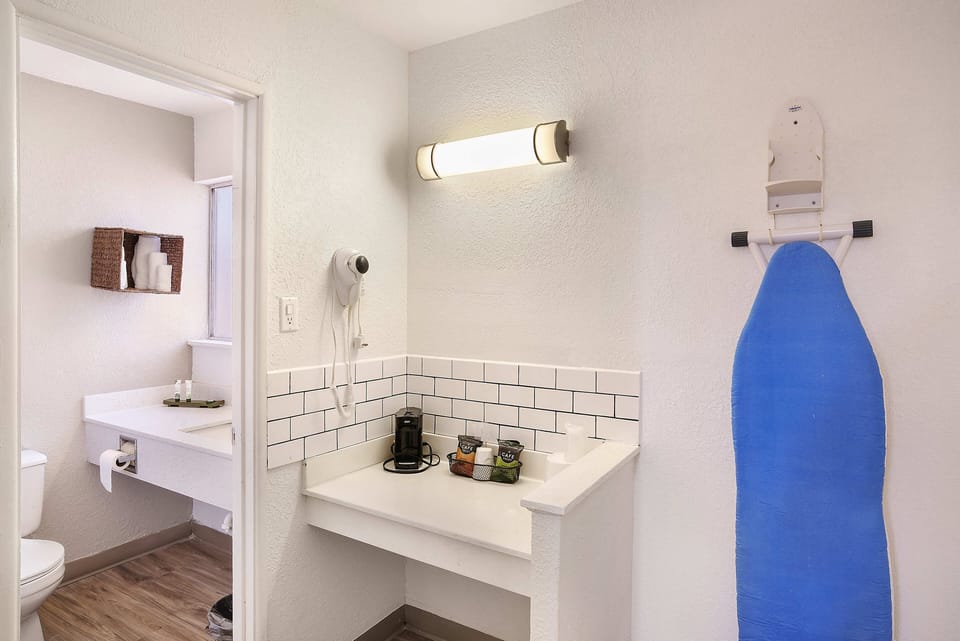 Combined shower/tub, hair dryer, towels