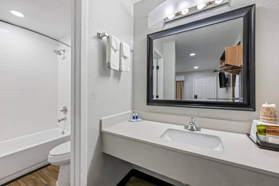 Standard Room, 1 Queen Bed, Non Smoking | WiFi (free), bed sheets