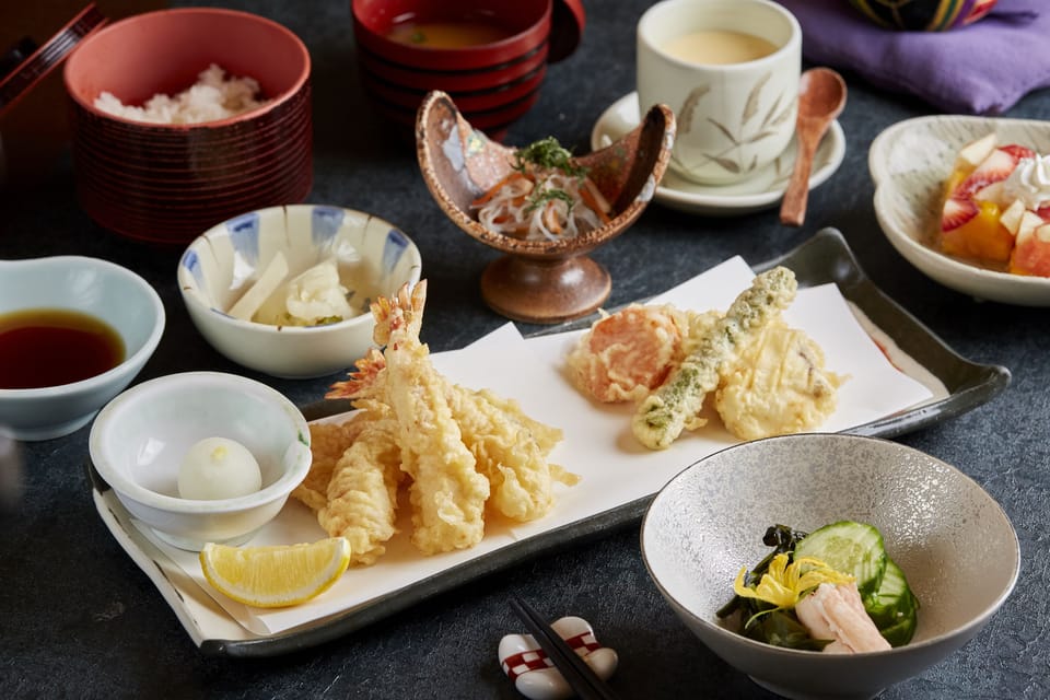 5 restaurants; breakfast, lunch, and dinner served