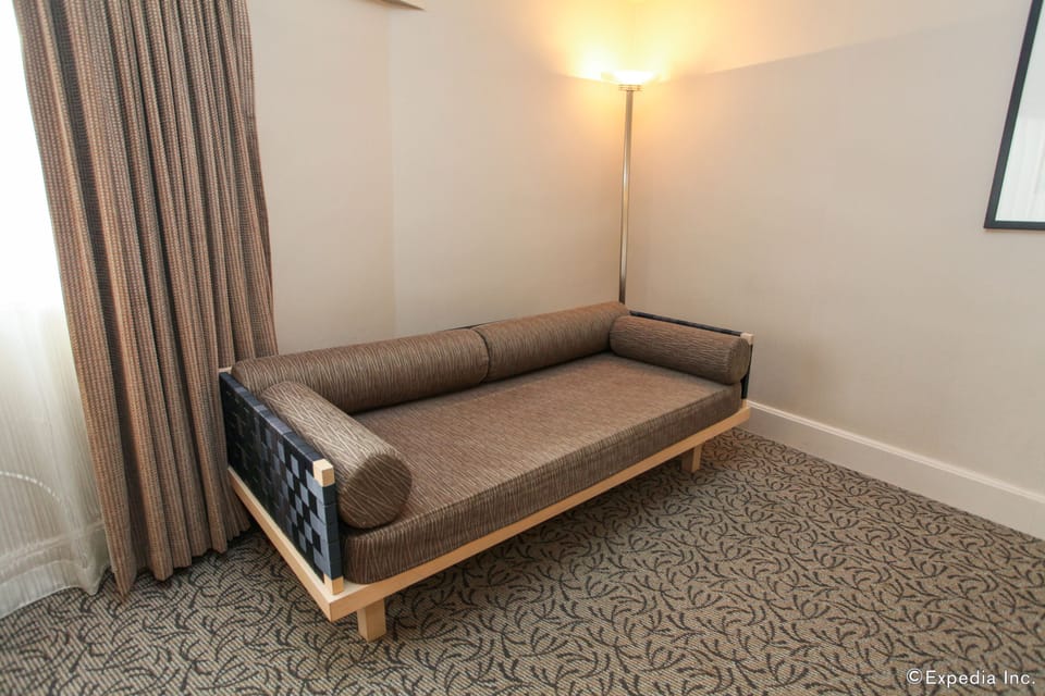Deluxe King Room | Living area | LCD TV