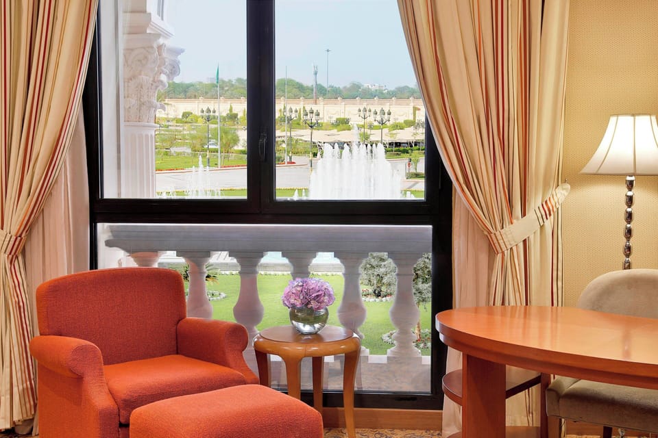 Room, 1 King Bed | Minibar, in-room safe, blackout drapes, iron/ironing board