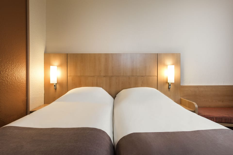 Twin Room, 2 Twin Beds | Desk, laptop workspace, blackout drapes, iron/ironing board