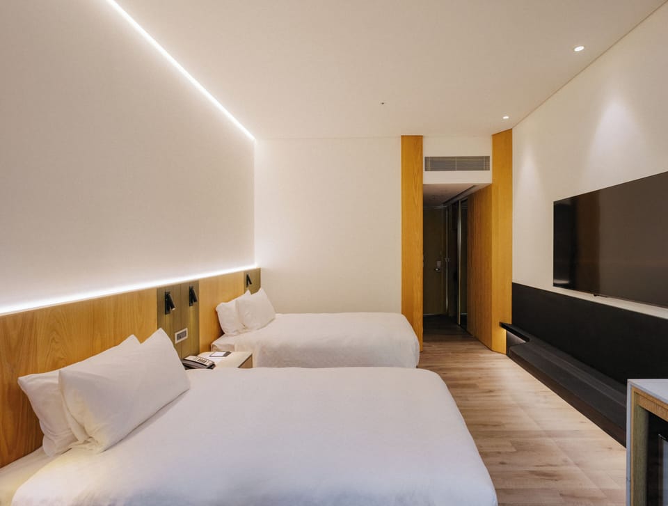 Newly Renovated / Golden Dragon Room-Twin Bed (The Back Building Golden Dragon Pavilion) | Down comforters, pillowtop beds, in-room safe, desk