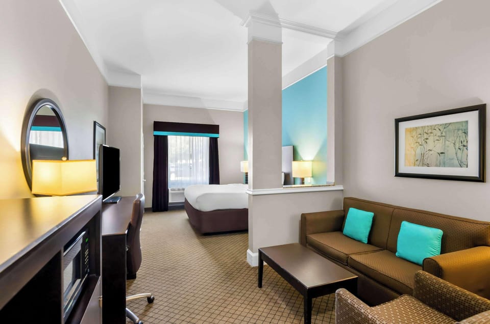 Suite, 1 King Bed with Sofa bed, Non Smoking | Premium bedding, desk, laptop workspace, iron/ironing board