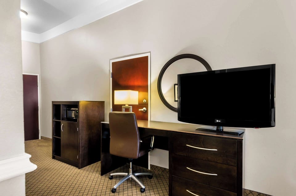 Suite, 1 King Bed with Sofa bed, Non Smoking | Premium bedding, desk, laptop workspace, iron/ironing board
