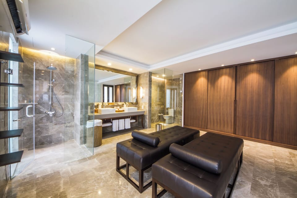 Premier Four-Bedroom Villa | Bathroom | Free toiletries, hair dryer, bathrobes, slippers