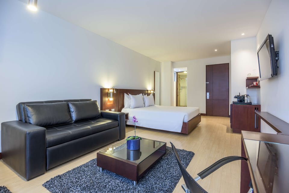 Family Room | Minibar, in-room safe, desk, soundproofing
