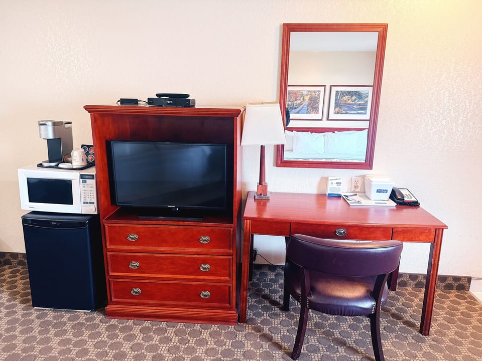 Suite, 1 King Bed, Non Smoking, Jetted Tub | Living area | 32-inch flat-screen TV with cable channels, TV