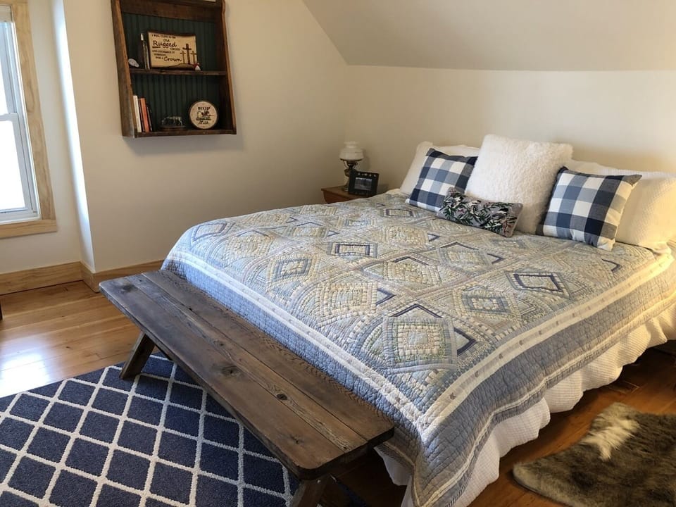 Upstairs East Bedroom (king bed)