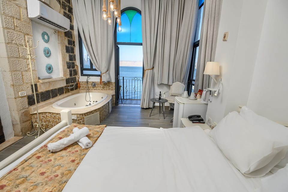 Balcony Suite, Lake View  | Minibar, in-room safe, desk, laptop workspace