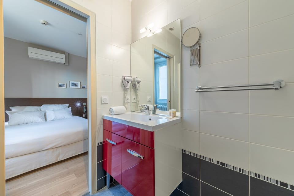 Deluxe Room | Bathroom | Shower, free toiletries, hair dryer, towels