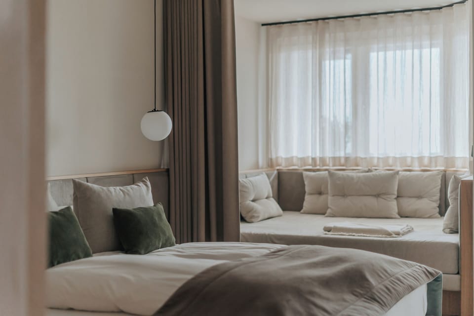 Classic Room | Minibar, desk, blackout drapes, free WiFi