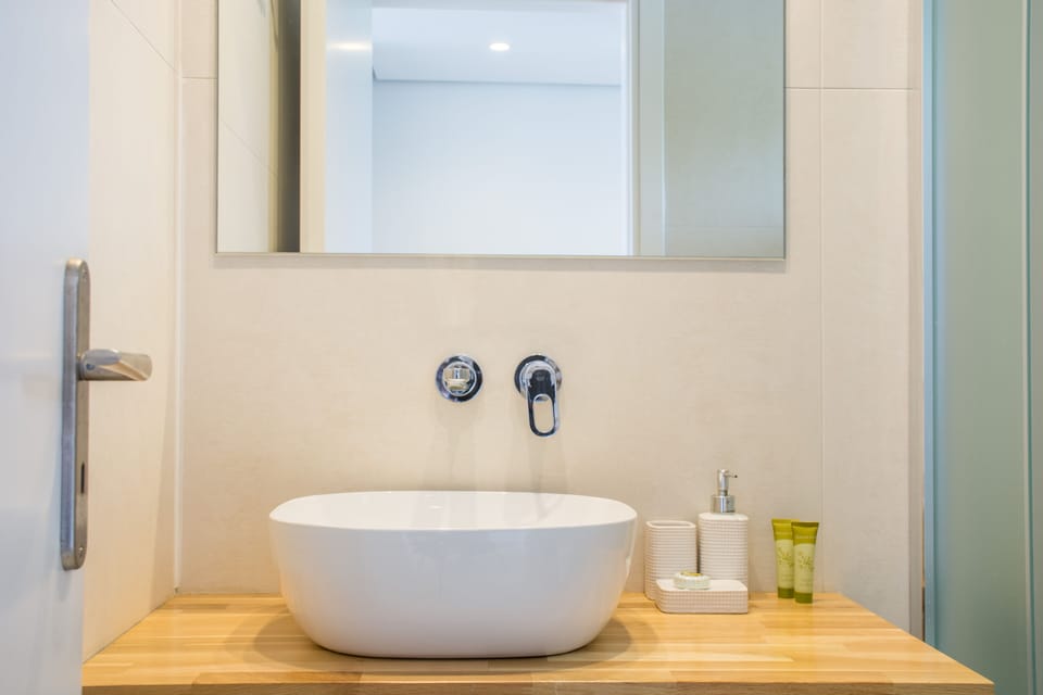 Deluxe Studio | Bathroom | Shower, rainfall showerhead, free toiletries, hair dryer