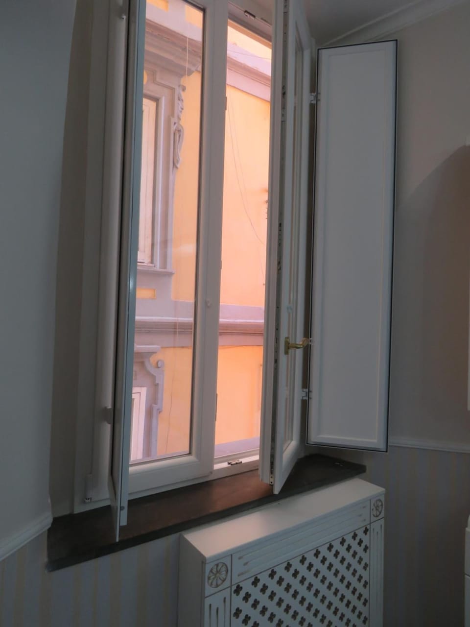 Minibar, desk, soundproofing, iron/ironing board