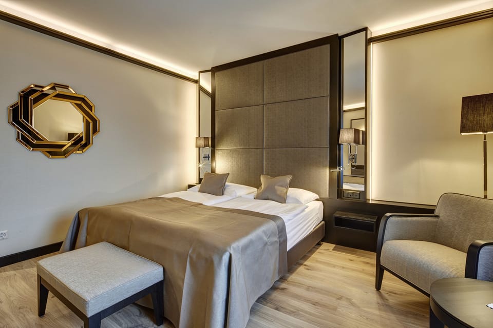 Business Classic | Premium bedding, in-room safe, desk, blackout drapes