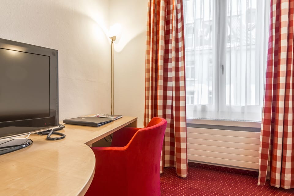 Single Room | Premium bedding, in-room safe, desk, blackout drapes