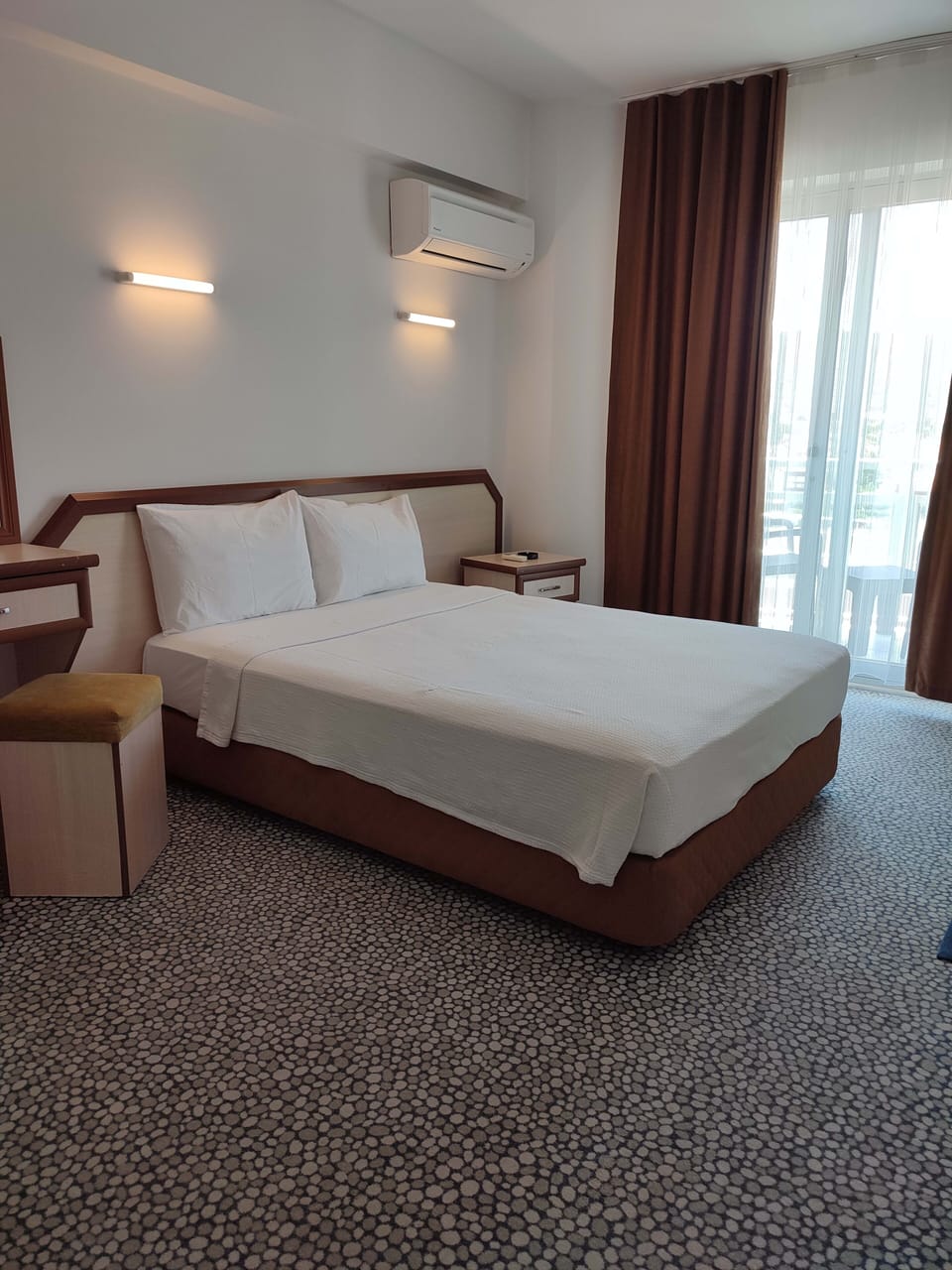 Minibar, soundproofing, free WiFi, bed sheets