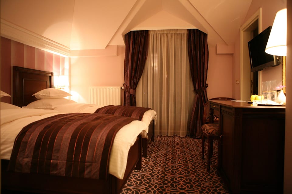 Twin Room | Premium bedding, minibar, desk, laptop workspace