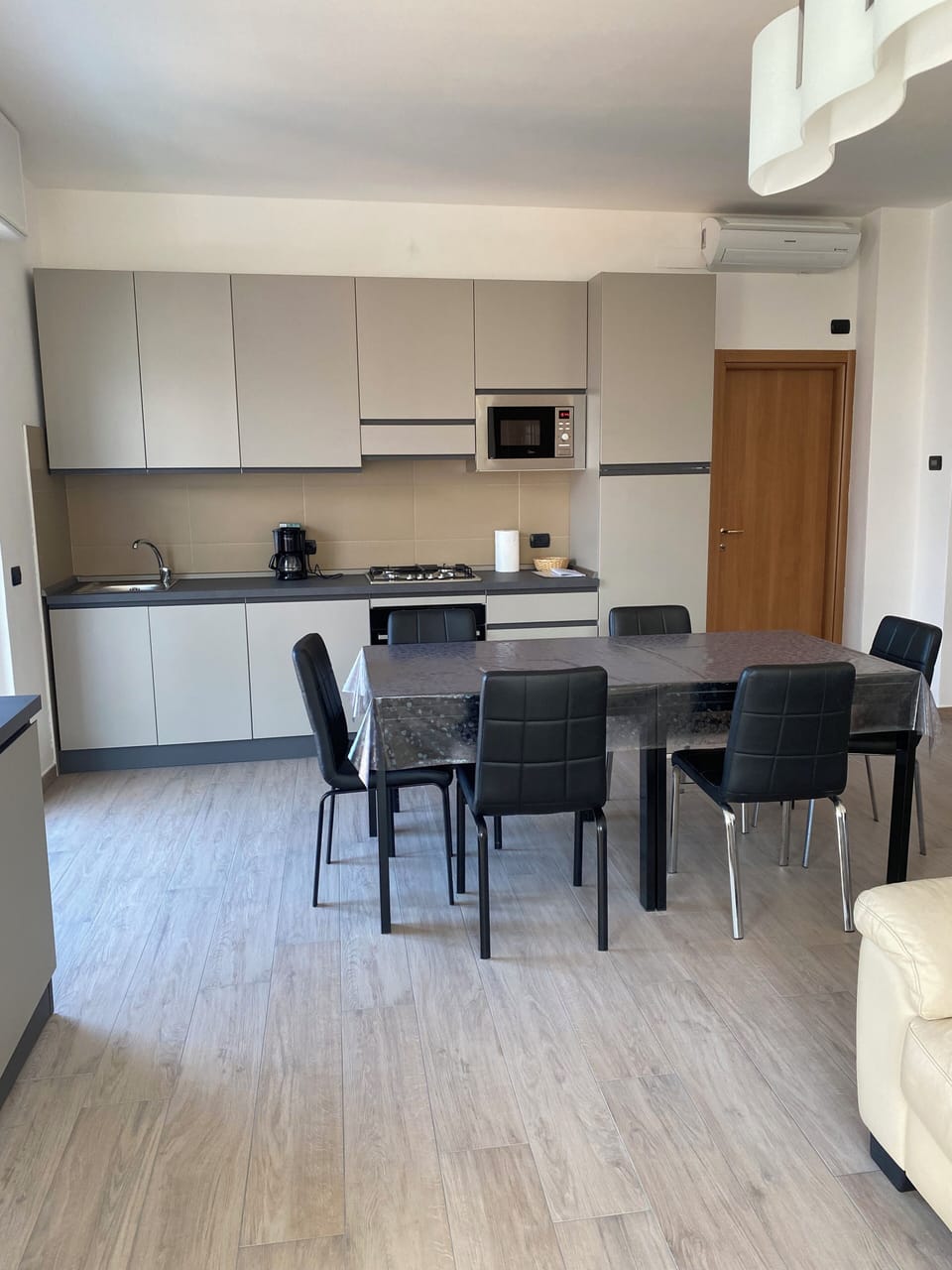 Classic Condo, Lake View | Living area | TV