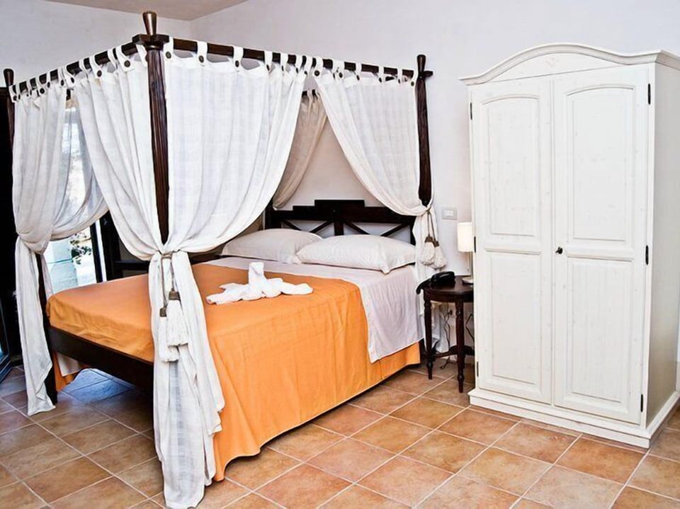 Minibar, desk, free WiFi, bed sheets