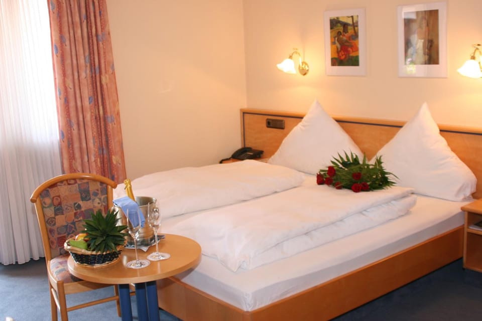 Hypo-allergenic bedding, minibar, in-room safe, desk
