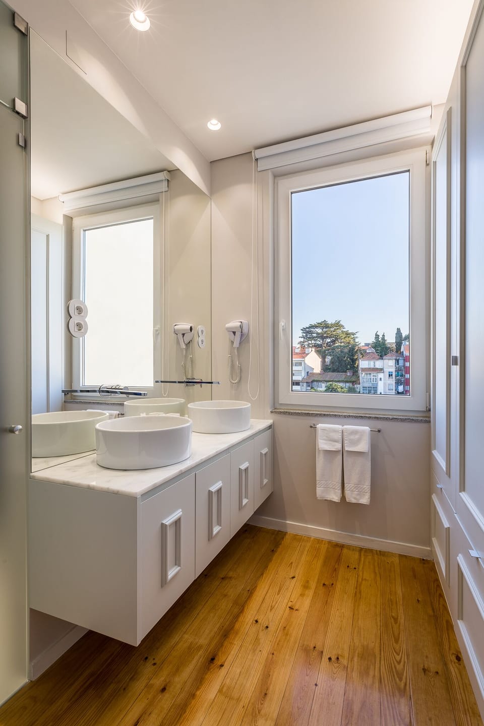 Standard Studio Suite, 1 Queen Bed, Balcony, Garden View | Bathroom | Shower, rainfall showerhead, free toiletries, hair dryer