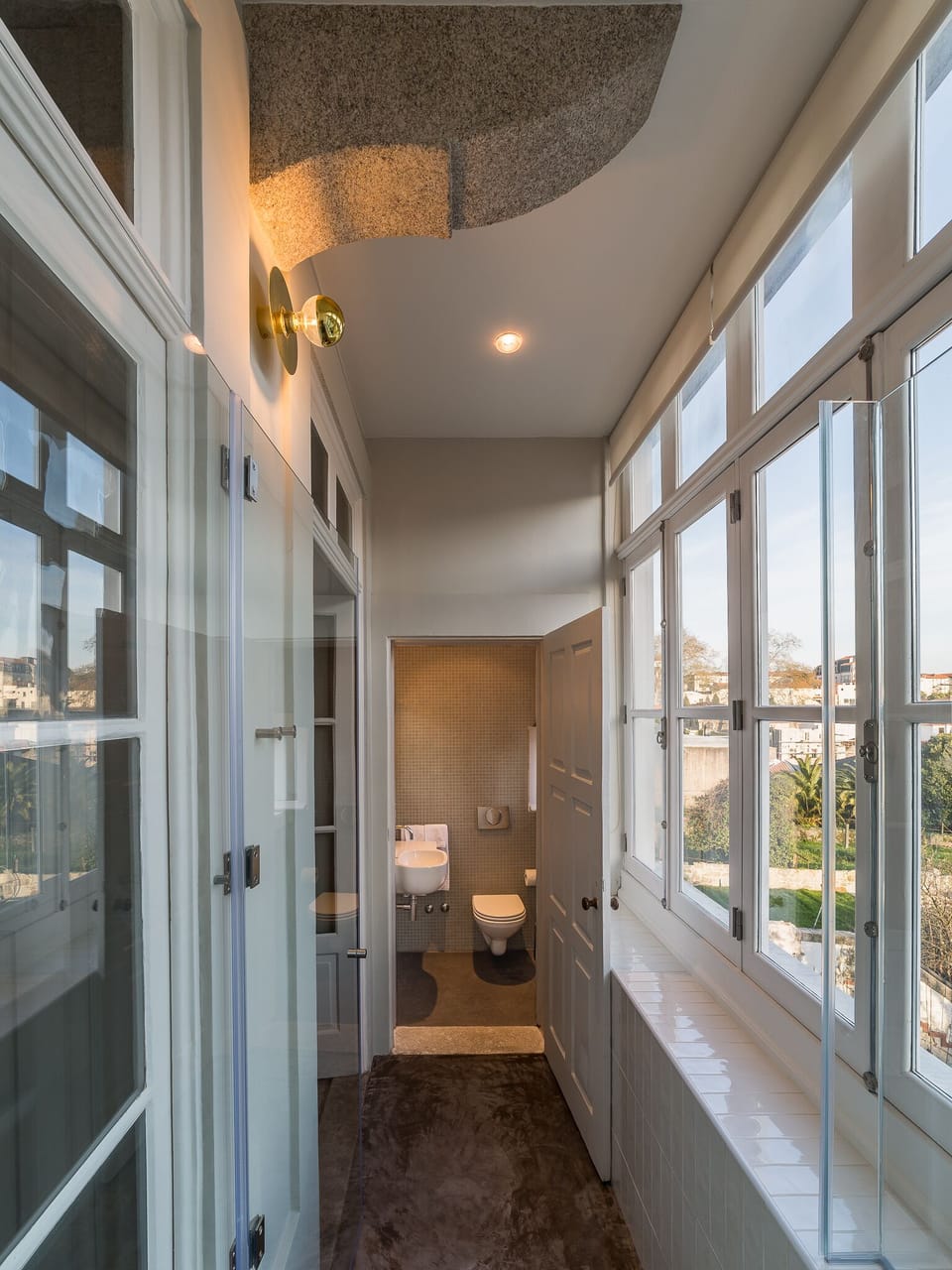 Deluxe Studio Suite, 1 King Bed, Garden View | Bathroom | Shower, rainfall showerhead, free toiletries, hair dryer