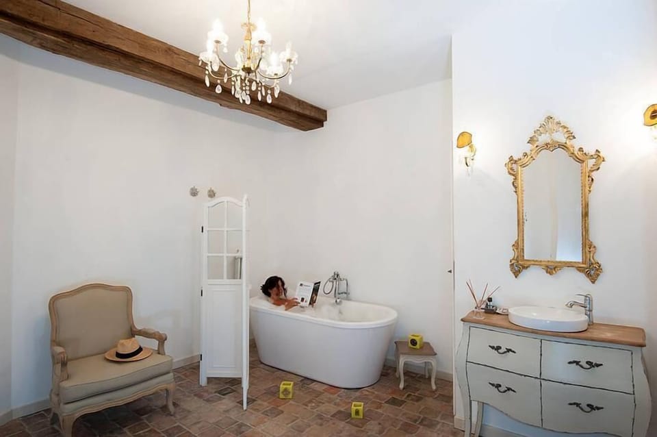 Junior Suite | Bathroom | Free toiletries, towels