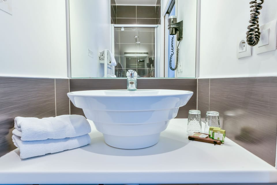 Standard Double Room | Bathroom | Free toiletries