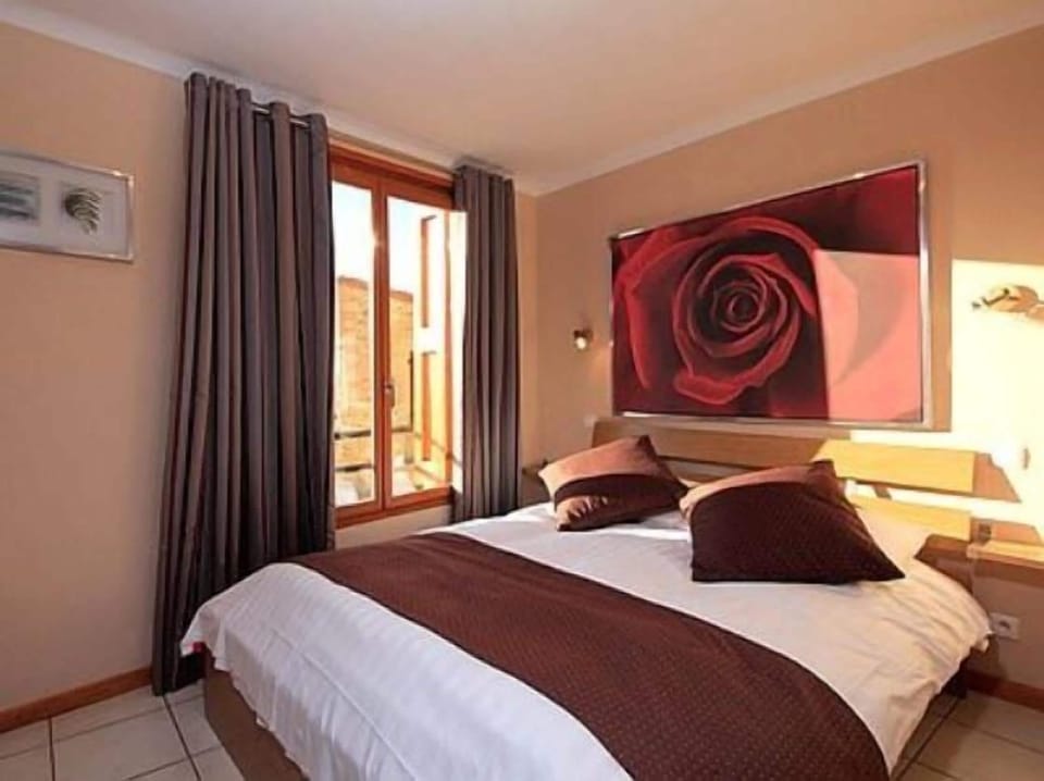 Premium bedding, pillowtop beds, in-room safe, desk