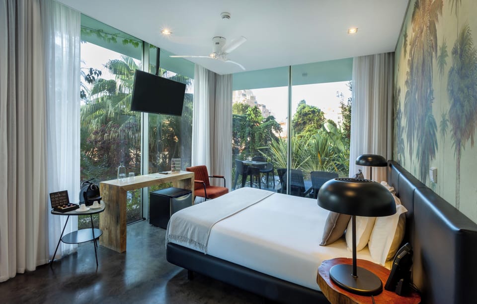Exclusive Double Room, Balcony | In-room safe, individually decorated, individually furnished, desk