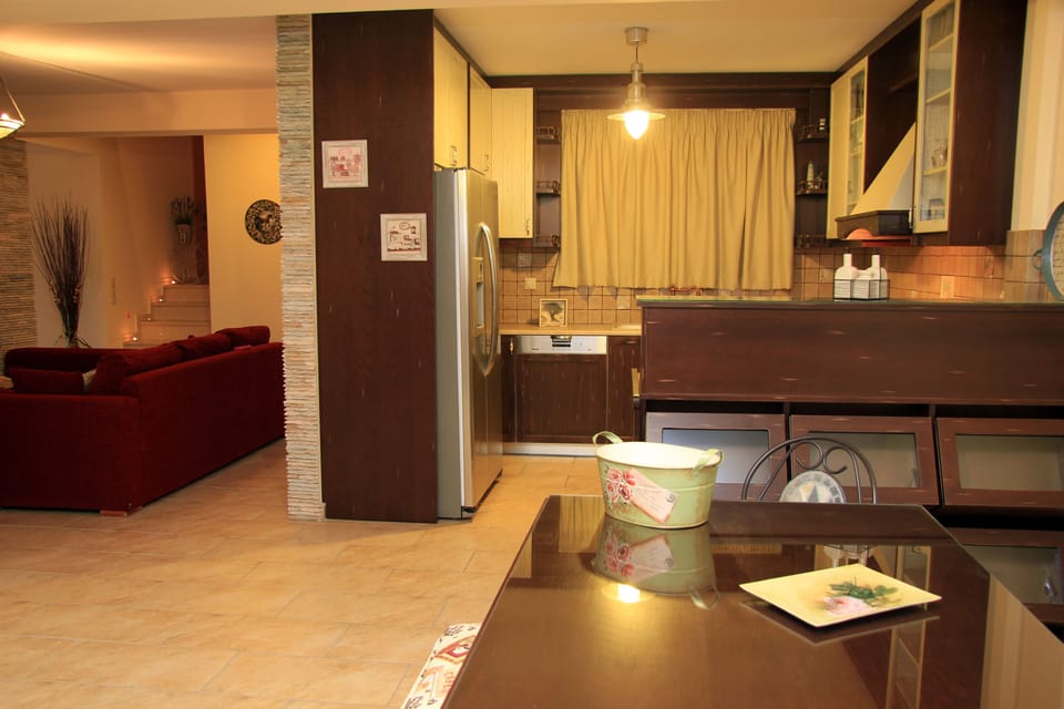 Grand House, 4 Bedrooms (Maisonette) | Private kitchen | Full-size fridge, stovetop, coffee/tea maker, electric kettle