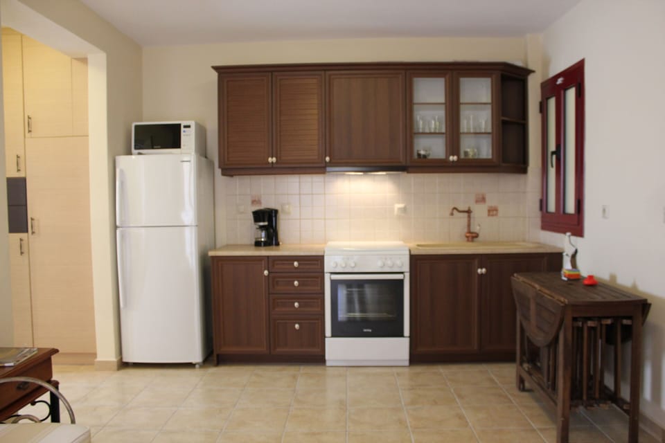 Full-size fridge, stovetop, coffee/tea maker, electric kettle