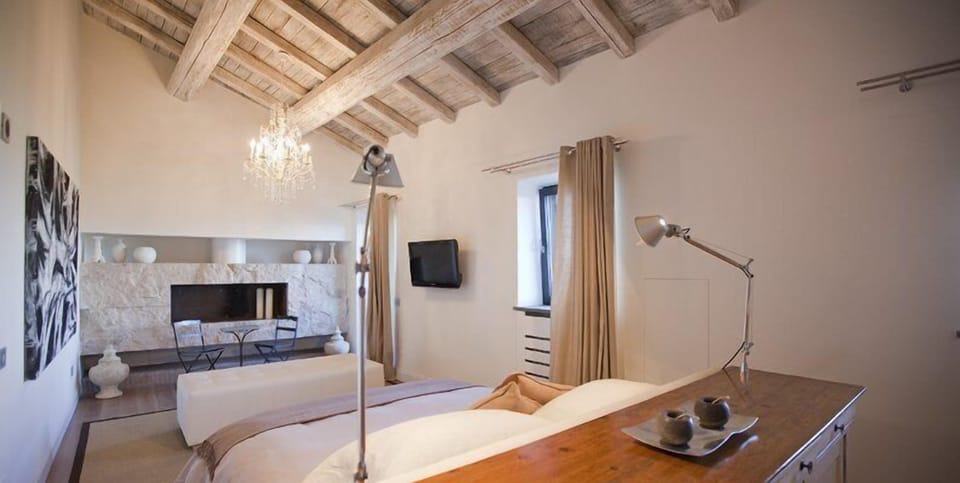 Suite | In-room safe, soundproofing, cribs/infant beds, rollaway beds