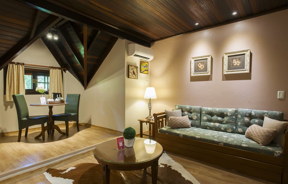 Suite com Banheira de Hidromassagem | Living room | 32-inch flat-screen TV with satellite channels, TV