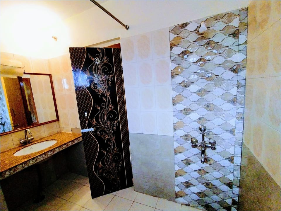 Deluxe Double Room, 1 Double Bed | Bathroom | Shower, rainfall showerhead, free toiletries, towels