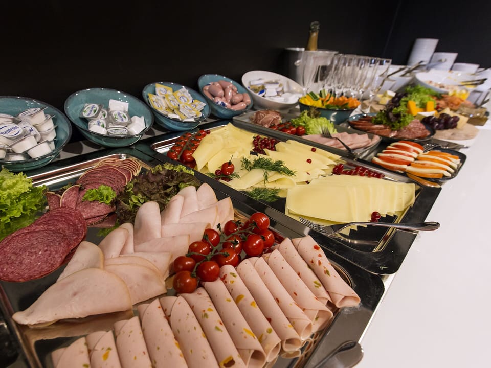 Daily buffet breakfast (EUR 24.9 per person)