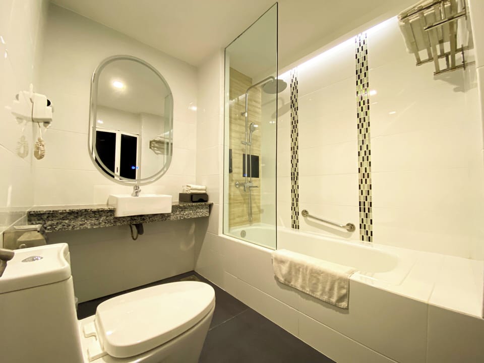 Executive Suite, 1 King Bed | Bathroom | Free toiletries, hair dryer, slippers, towels