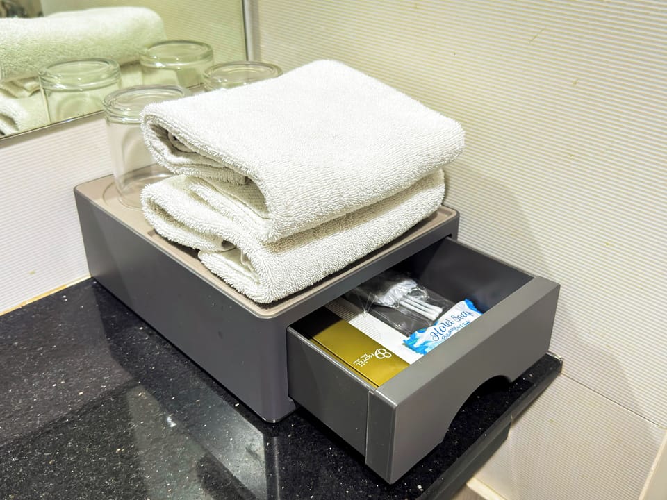 Premier Suite | Bathroom | Free toiletries, hair dryer, slippers, towels