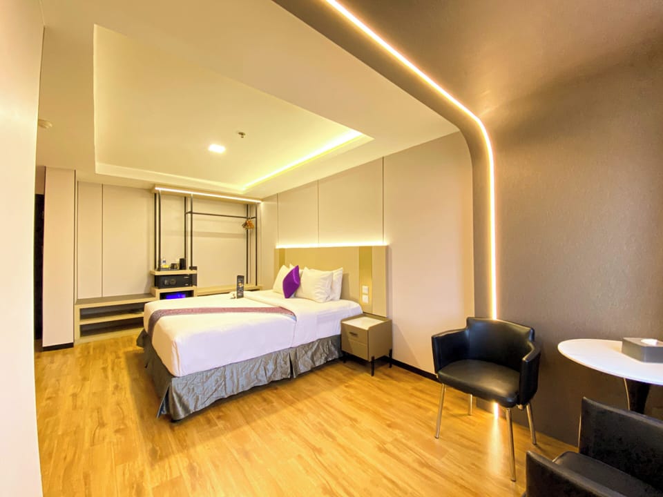Executive Suite, 1 King Bed | Minibar, in-room safe, desk, WiFi (free)