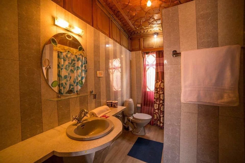 Maharaja Honeymoon Suite | Bathroom | Bathtub, jetted tub, free toiletries, slippers