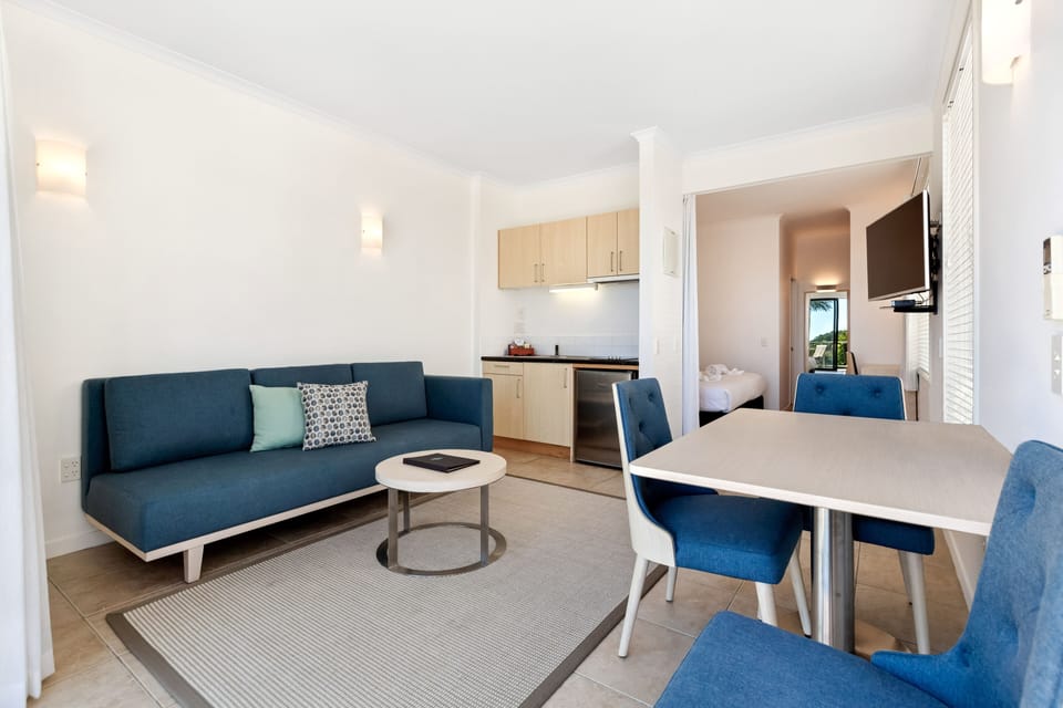 Sea View Studio Apartment | Minibar, individually decorated, individually furnished