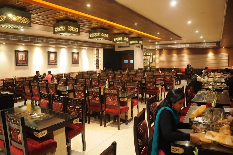 2 restaurants; breakfast, lunch, and dinner served