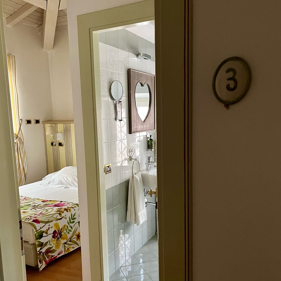 Economy Single Room, 1 Large Twin Bed | Bathroom | Free toiletries, hair dryer, bathrobes, slippers