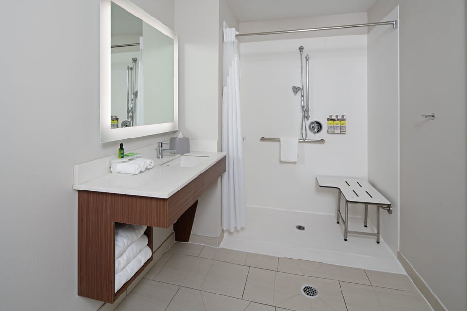Combined shower/tub, hair dryer, towels