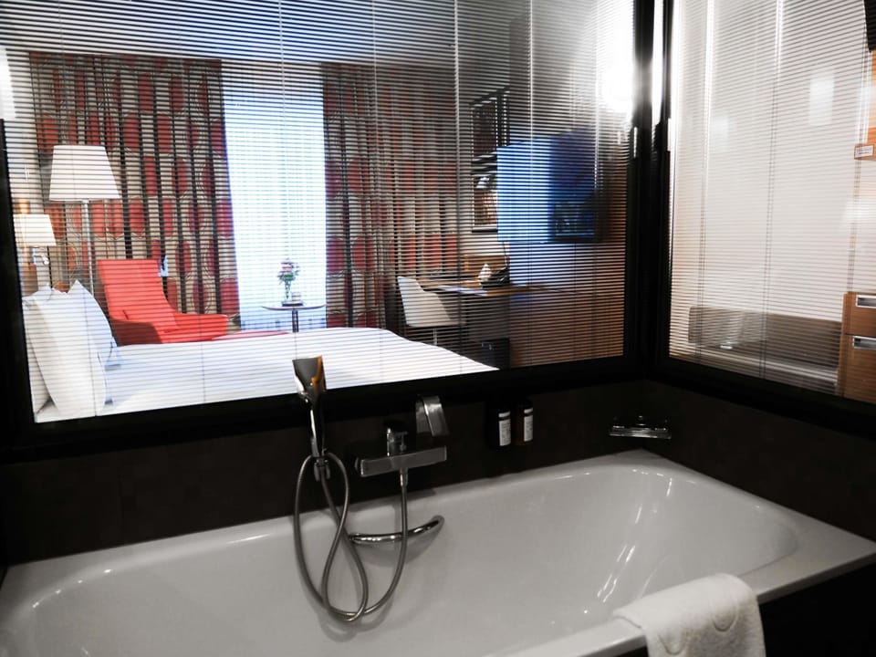 Deluxe Room, 1 King Bed | Hypo-allergenic bedding available, in-room safe, desk, laptop workspace