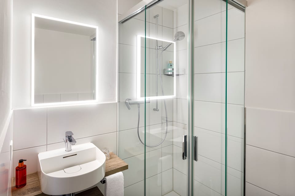 Standard Twin Room | Bathroom | Shower, free toiletries, hair dryer, towels