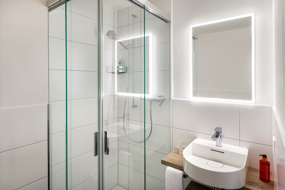 Economy Single Room | Bathroom | Shower, free toiletries, hair dryer, towels